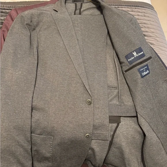 Psycho Bunny sport suit
46R …. Pants are ankle cut , made to wear with sneaker - Picture 1 of 1